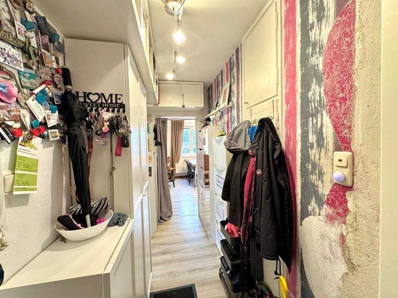 Immobilie in Höhenkirchen-Siegertsbrunn - Renovierungsbedürftige 3 ZKB Wohnung mit Balkon und eigener Terrasse in Höhenkirchen - Bild 1