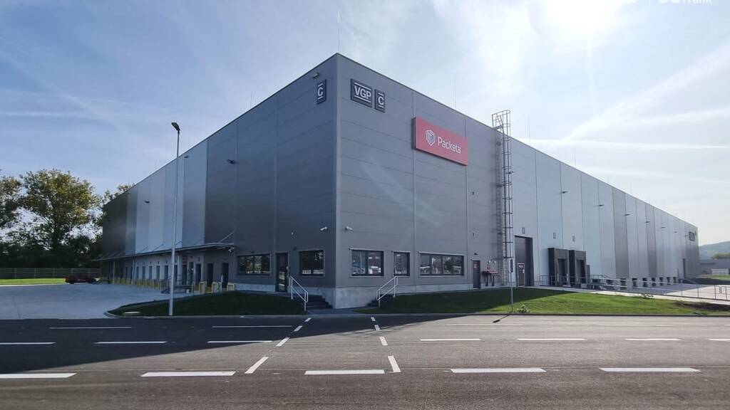 Produktionshalle zur Miete - Erstbezug provisionsfrei 22.140 m² Lagerfläche teilbar ab 1.500 m² Zvolen 960 01