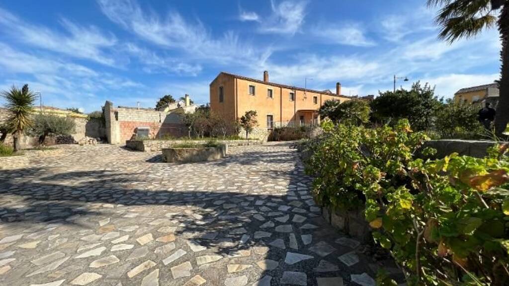 Haus zum Kauf 600.000 € 5 Zimmer 400 m² 1.180 m² Grundstück Dolianova 09041