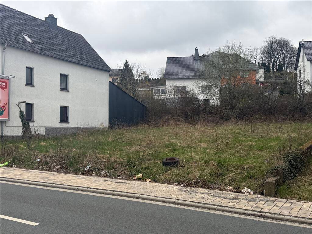 Immobilie in Mengerskirchen - Mengerskirchen! Großes 1-2 Familienhaus mit Nebengebäude und großem Grundstück! - Bild 1