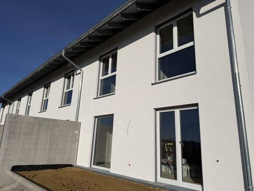 Reihenmittelhaus zur Miete - Erstbezug 1.780 € 4 Zimmer 119,8 m² 130 m² Grundstück frei ab 01.02.2026 Ergolding 84030