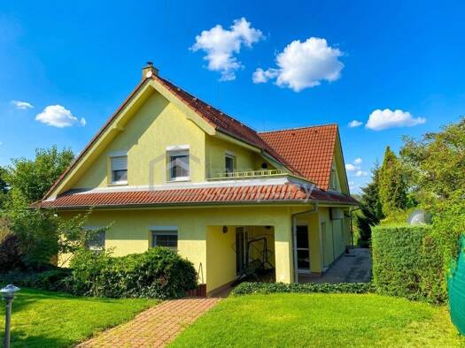 Einfamilienhaus zum Kauf 1.950.000 € 7 Zimmer 280 m² 3.232 m² Grundstück Bratislava 84107