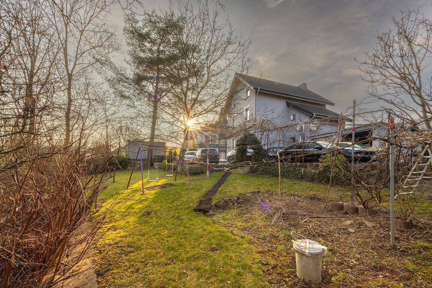 Immobilie in Werdohl - Ein-/Zweifamilienhaus mit Doppelgarage, Hof zum Parken, Garten und Ausblick - Bild 3