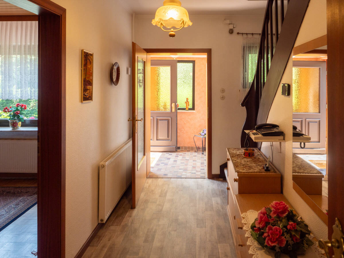 Immobilie in Hasloh - Ihr neues Zuhause mit Gartenfreiheit auf großzügigem Grundstück - Doppelhaushälfte mit Entwicklungspotenzial - Bild 1