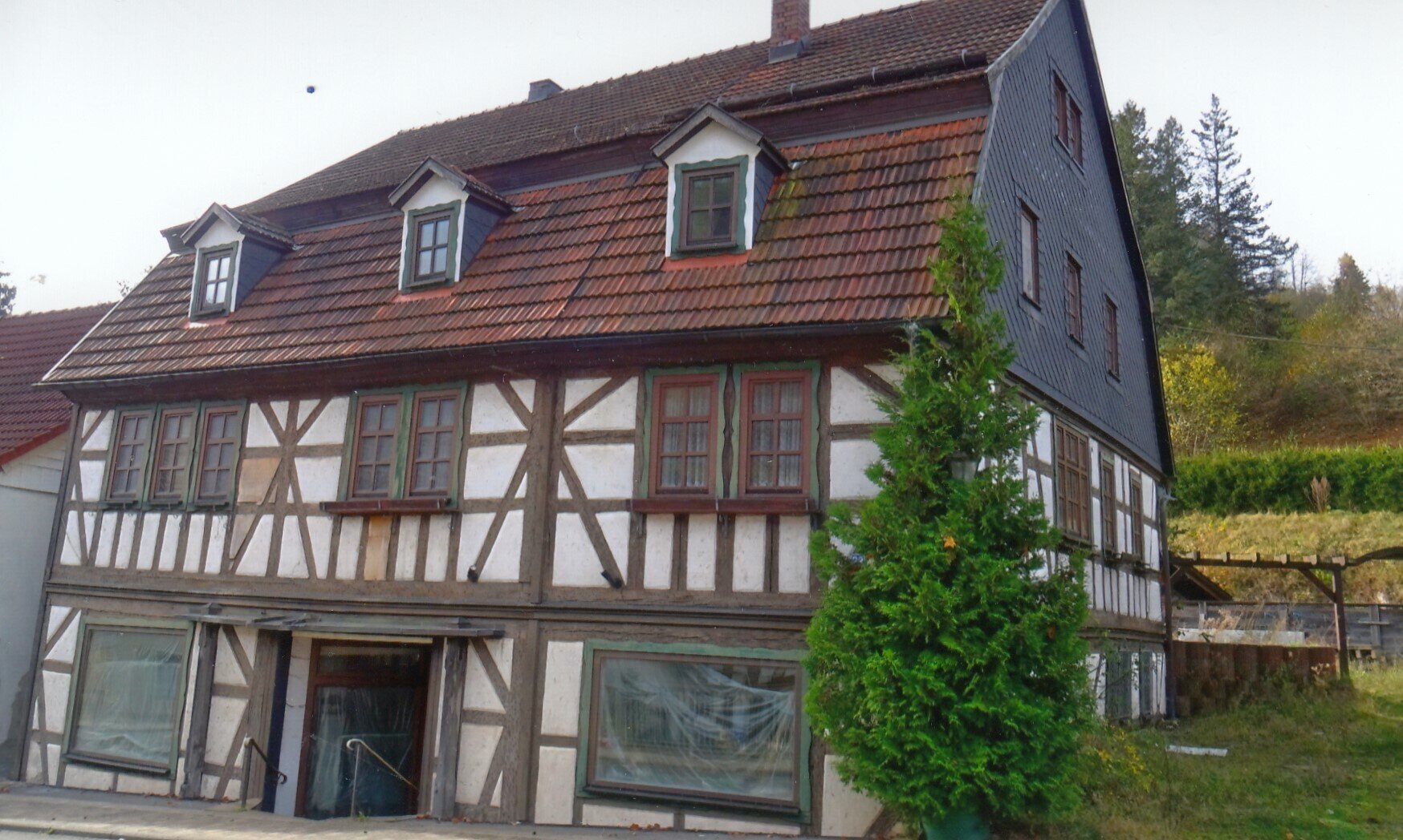 Mehrfamilienhaus zum Kauf 98.000 € 11 Zimmer 465 m²<br/>Wohnfläche 496 m²<br/>Grundstück ab sofort<br/>Verfügbarkeit Kleinschmalkalden Floh-Seligenthal 98593