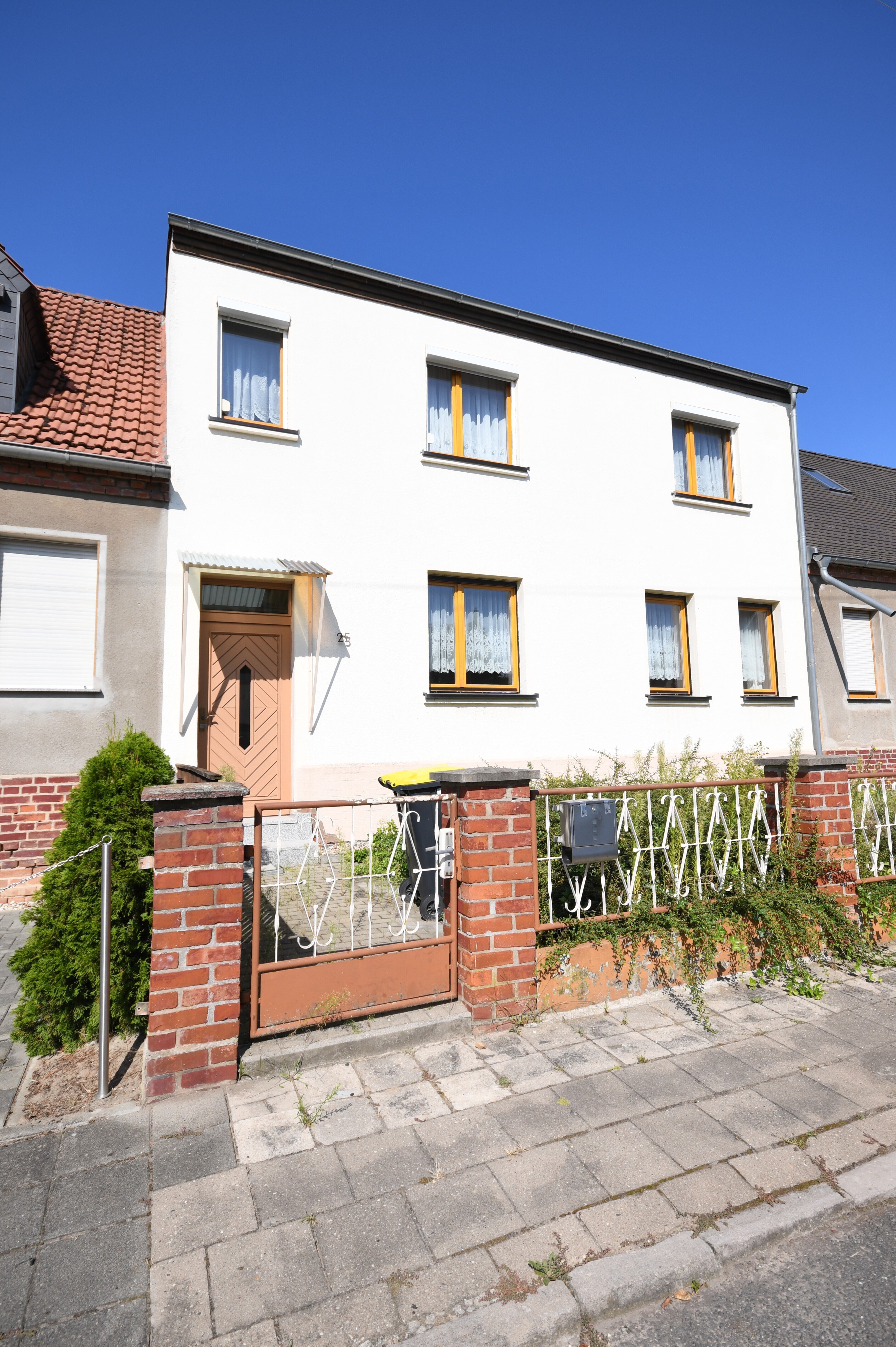 Reihenmittelhaus zum Kauf 112.000 € 7 Zimmer 121 m²<br/>Wohnfläche 225 m²<br/>Grundstück ab sofort<br/>Verfügbarkeit Kleinkühnau Dessau-Roßlau 06846