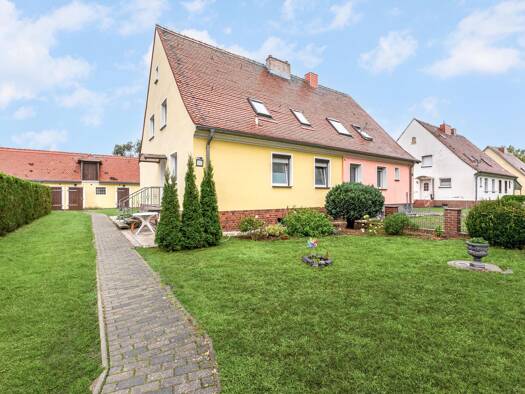Doppelhaushälfte zum Kauf 275.000 € 5 Zimmer 106 m² 1.293 m² Grundstück Nauen 14641