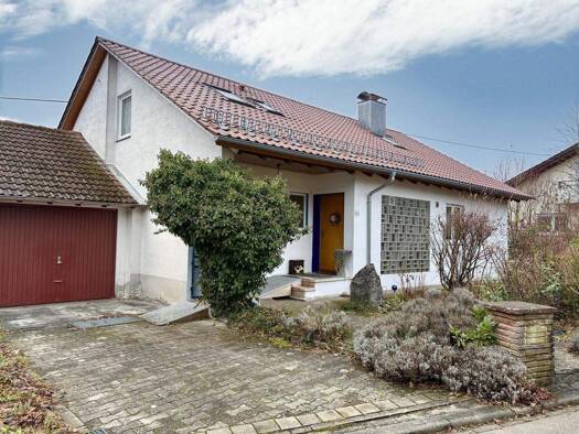 Einfamilienhaus zum Kauf 380.000 € 7,5 Zimmer 250 m² 742 m² Grundstück frei ab sofort Mittelurbach Bad Waldsee 88339