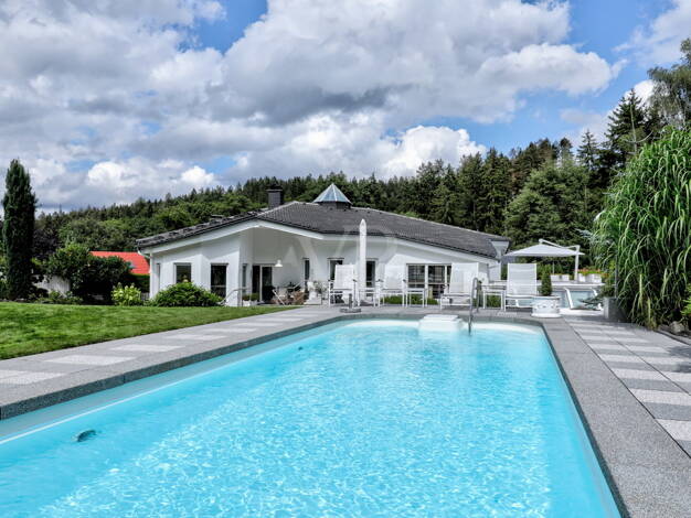 Villa zum Kauf 8 Zimmer 340 m² 1.378 m² Grundstück Schmitten Schmitten 61389