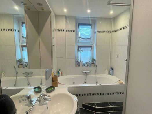 Wohnung zur Miete 475 € 3 Zimmer 70 m² Geschoss 3/4 frei ab sofort Innenstadt Gera 07545