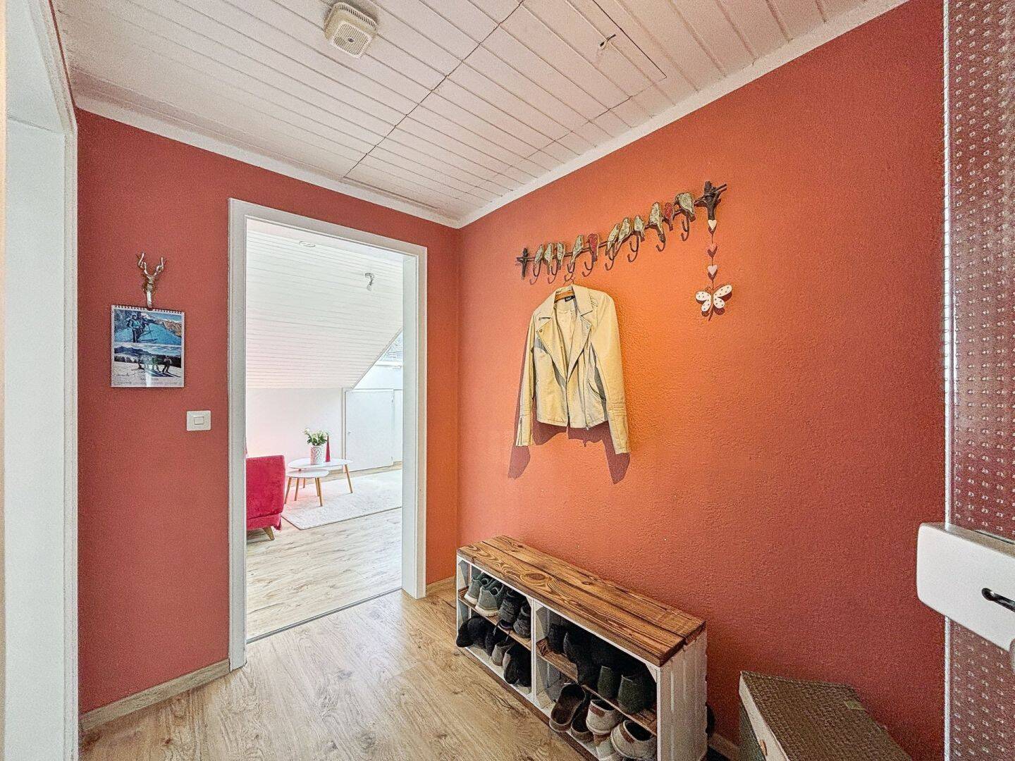 Immobilie in Kochel am See - Kochel: Renovierte 2-Zimmer-Wohnung im Dachgeschoss in ruhiger, sonniger Wohnlage - Bild 1