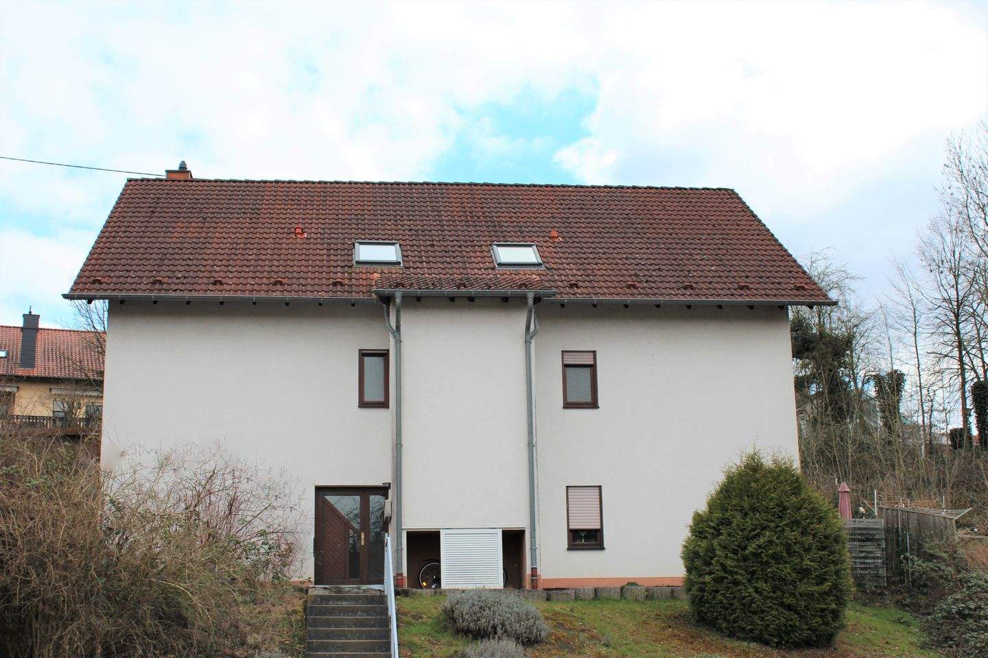 Immobilie in Püttlingen - Attraktives Renditeobjekt – Gepflegtes Dreifamilienhaus mit Gartenanteilen*freistehend* - Bild 0