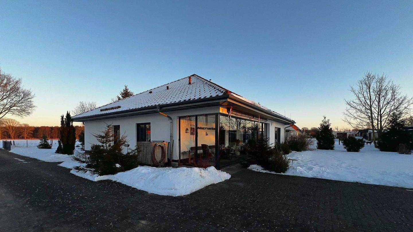 Immobilie in Göhren-Lebbin - Sehr schöner moderner Einfamilienhausbungalow in idyllischer Ortsrandlage am Kölpinsee - Müritz - Bild 0