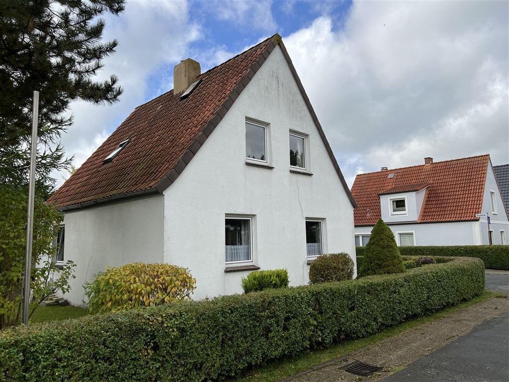 Einfamilienhaus zum Kauf 199.000 € 5 Zimmer 107 m²<br/>Wohnfläche 895 m²<br/>Grundstück Kirchblick 23 Altenbruch Cuxhaven 27478