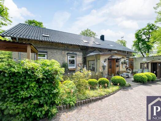 Mehrfamilienhaus zum Kauf als Kapitalanlage geeignet 745.000 € 12 Zimmer 319 m² 1.100 m² Grundstück teilbar ab 319 m² Friedrichsort Kiel 24159