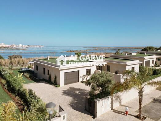 Haus zum Kauf 2.400.000 € 467 m² 790 m² Grundstück Montenegro 8005