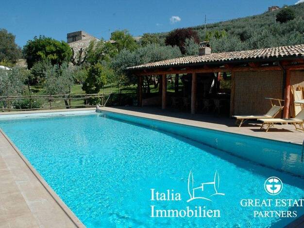 Bauernhaus zum Kauf 1.680.000 € 21 Zimmer 512 m² 8.000 m² Grundstück Trevi 06039