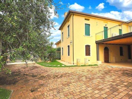 Bauernhaus zur Miete 6 Zimmer 150 m² 300 m² Grundstück frei ab sofort Bardolino 37011