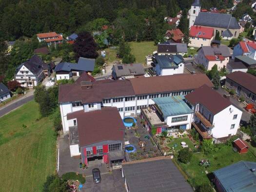 Mehrfamilienhaus zum Kauf 435.000 € 6 Zimmer 500 m² 3.100 m² Grundstück frei ab sofort Fichtelberg 95686