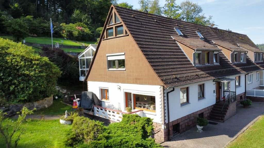 Einfamilienhaus zum Kauf 380.000 € 8 Zimmer 318 m²<br/>Wohnfläche 2.500 m²<br/>Grundstück Eschenstruth Helsa-Eschenstruth 34298