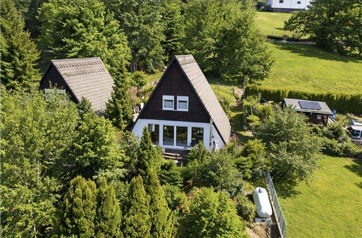 Immobilie in Bad Berleburg - Traumhaftes modernes Ferienhaus in herrlicher Lage mit Blick ins Grüne - Bild 0