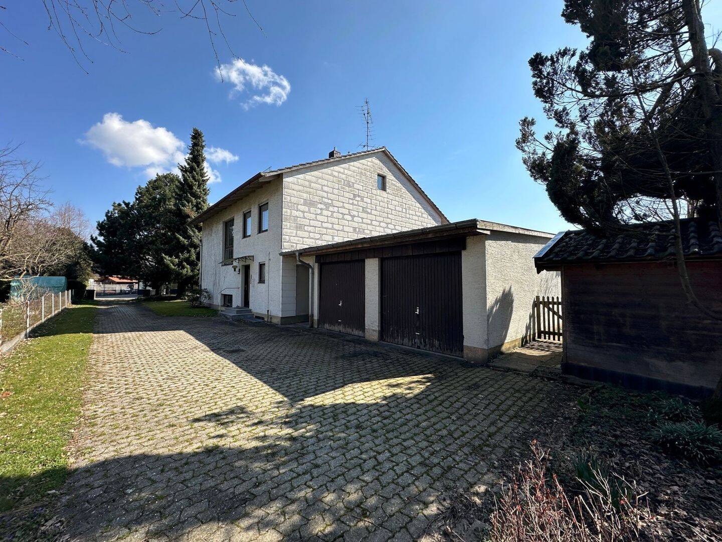 Immobilie in Eiselfing - Hier zählt die Lage - Großes Ein- bzw. Zweifamilienhaus mit Potenzial - Bild 3