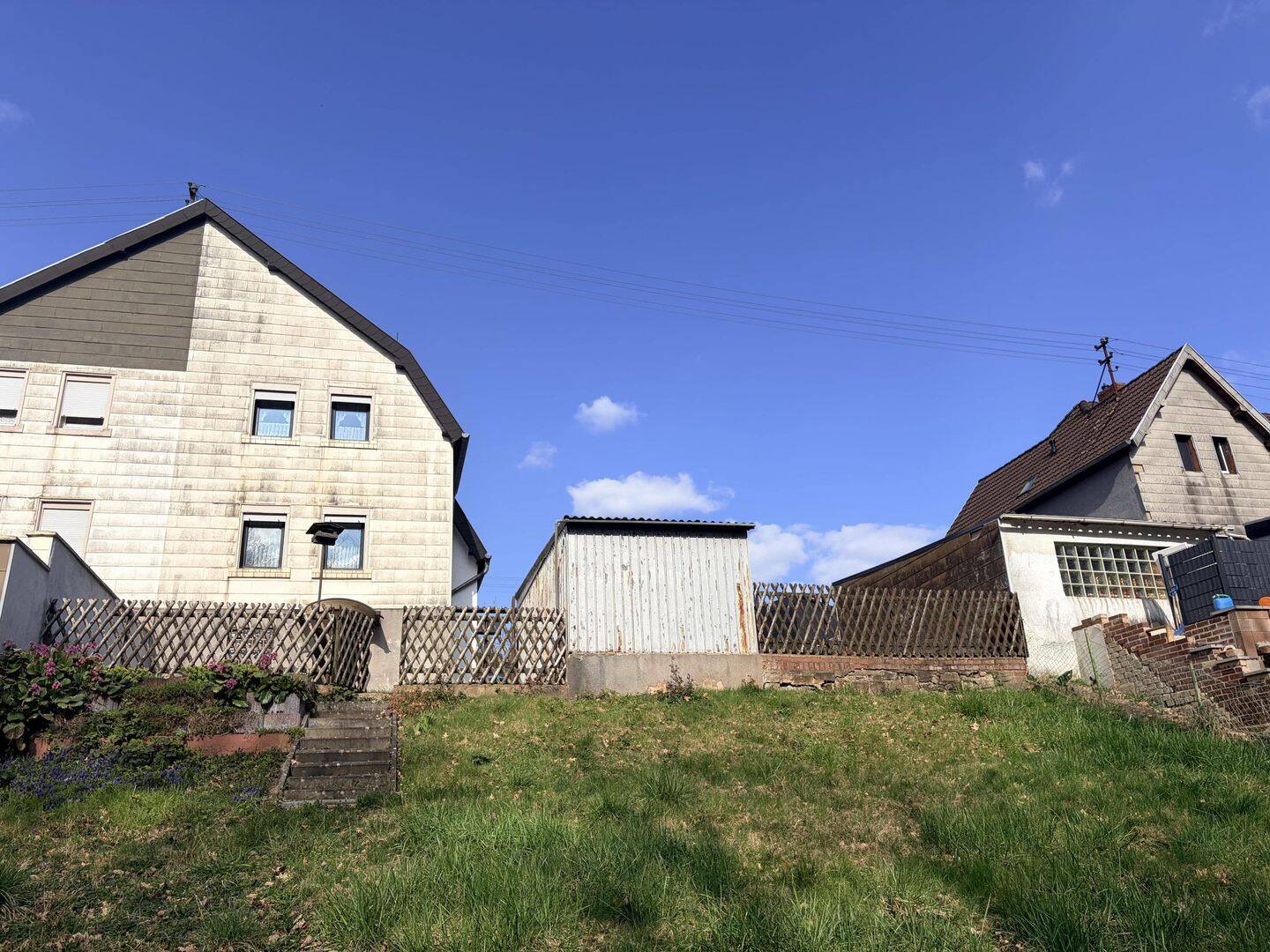 Immobilie in Friedrichsthal - Doppelhaushälfte mit schönem Garten und Garage in ruhiger Lage von Friedrichsthal - Bild 1
