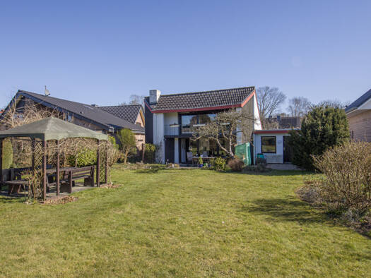 Einfamilienhaus zur Miete 1.995 € 3,5 Zimmer 153,5 m² 1.056 m² Grundstück Iserbrook Hamburg 22589