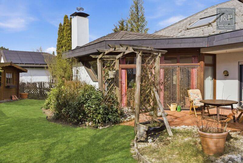 Immobilie in Oberreichenbach - Zeitlose Eleganz der 70er: weitläufiger Bungalow mit Windergarten-Oase und offenem Kamin - Bild 1