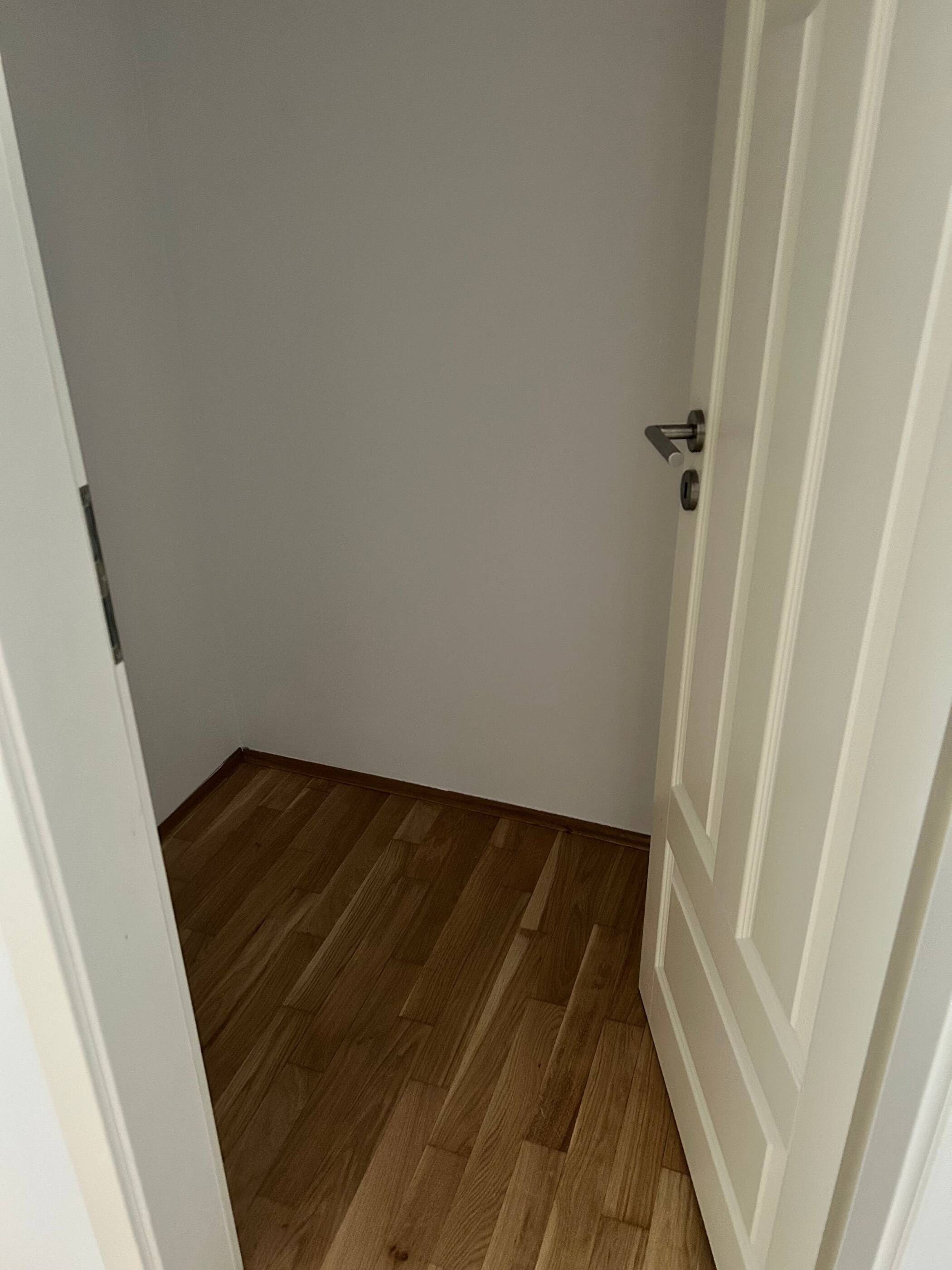 GEMÜTLICHE WOHNUNG MIT PARKETT, TERRASSE, FUßBODENHEIZUNG, EBK SOWIE MODERNEM DUSCHBAD – Sonnenstraße 75, 9130 Chemnitz – Vorschaubild 6