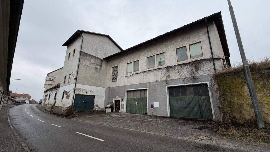 Produktionshalle zum Kauf 102 € 2.500 m² Lagerfläche Straß im Straßertale 3491