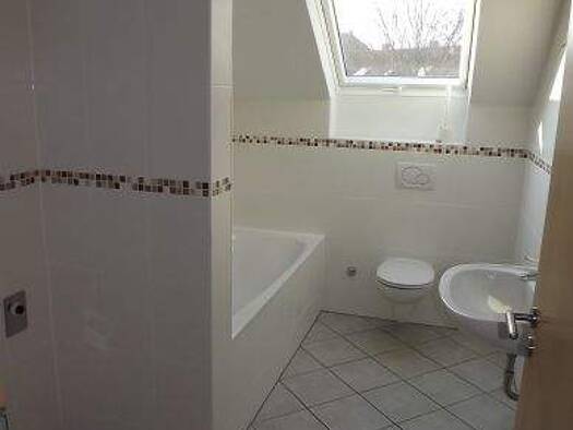 Wohnung zur Miete 695 € 3 Zimmer 83 m² Dachgeschoss, 2. Geschoss Kitzingen Kitzingen 97318