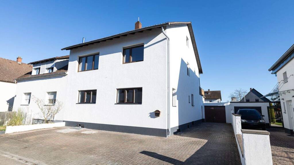 Immobilie in Brühl - Dreifamilienhaus mit sehr guter Verkehrsanbindung  - Bild 0