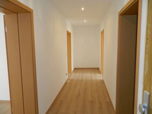 Wohnung zur Miete 600 € 3 Zimmer 70 m² Geschoss 1/3 frei ab sofort Flughafenstraße 5 Schkeuditz 04435