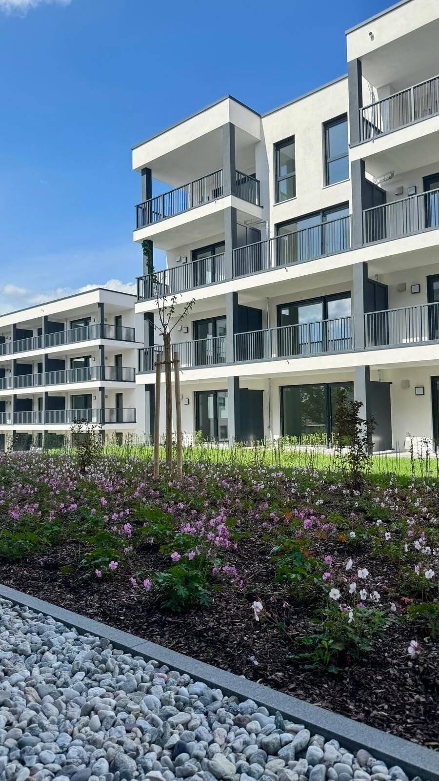 Neubau-Mietwohnungen in 93133 Burglengenfeld "Spitalgärten", teilmöbliert mit Südwest-Terrasse und privatem Garten – Dr.-Kurt-Schumacher-Straße 13a, 93133 Burglengenfeld – Bild 1 von 25