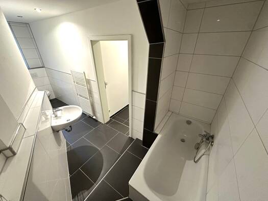 Wohnung zur Miete 430 € 3 Zimmer 71,1 m² 1. Geschoss frei ab sofort Karl-Liebknecht-Straße 23 Ostviertel Gera 07546