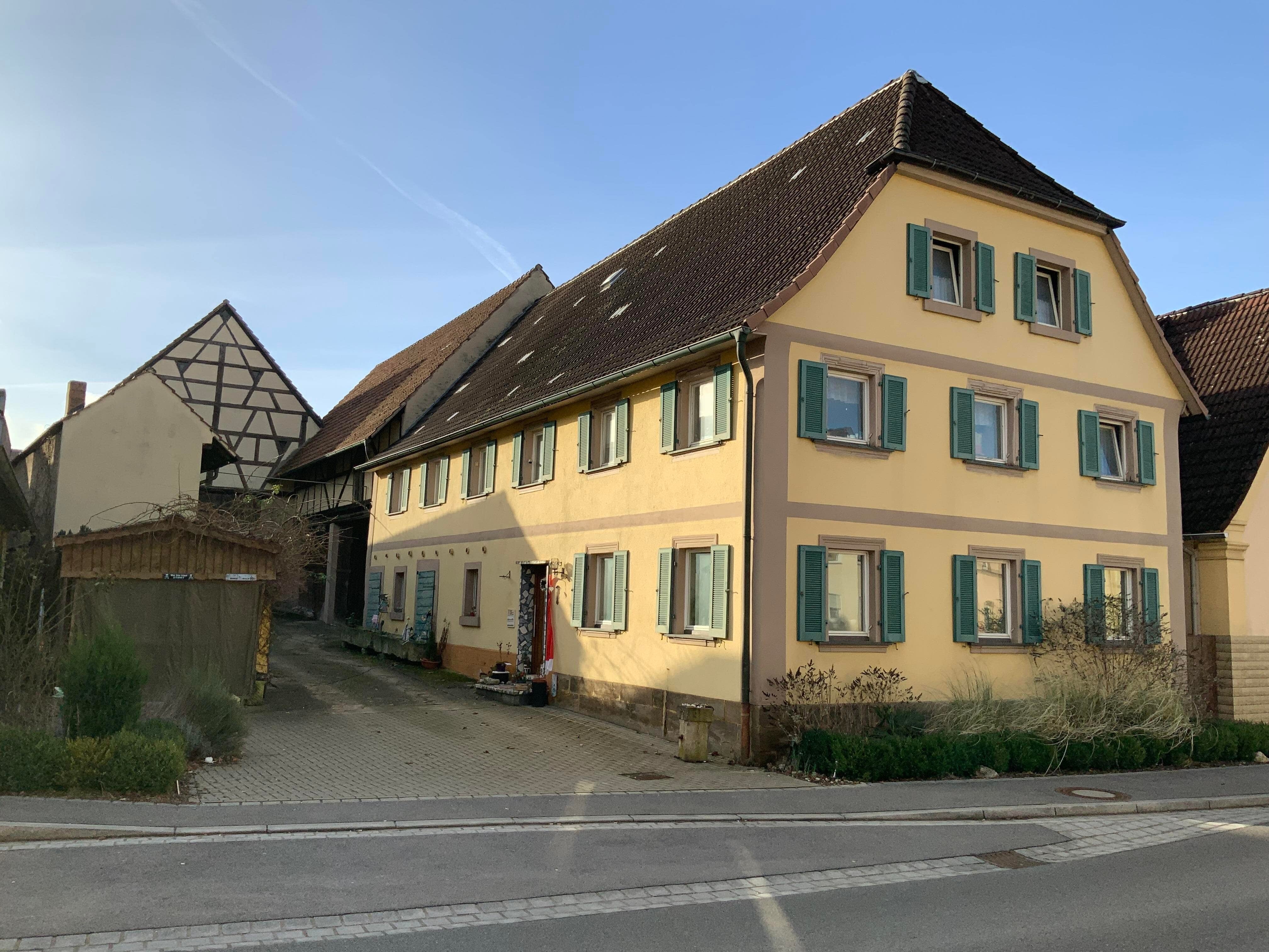 Einfamilienhaus zum Kauf 355.000 € 8 Zimmer 141 m²<br/>Wohnfläche 1.103 m²<br/>Grundstück Straßgiech Scheßlitz 96110