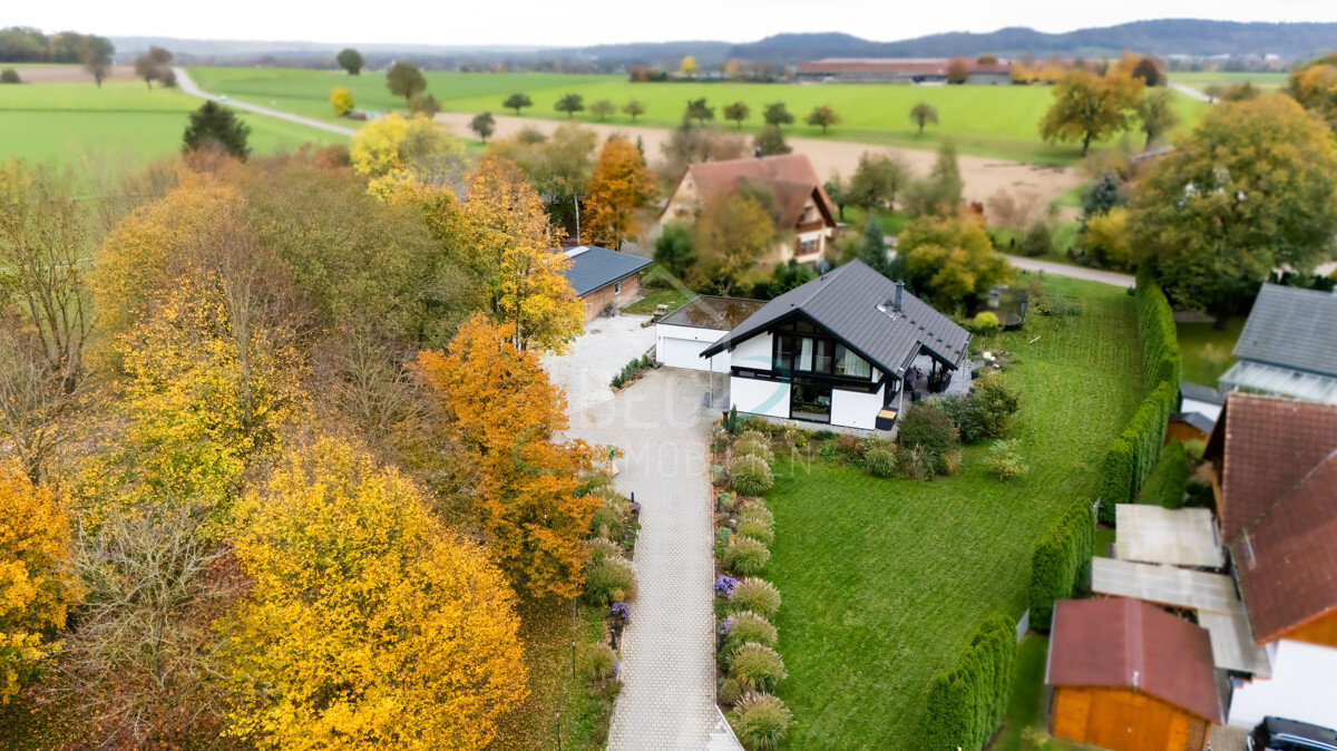 Modernes Huf Haus mit Aktivpferdestall inmitten traumhafter Natur