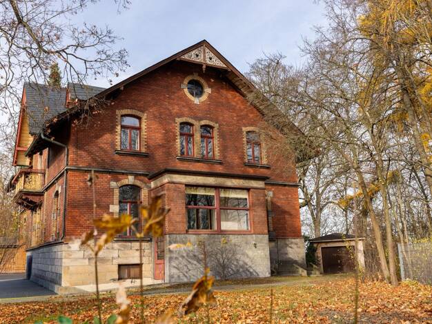 Villa zum Kauf 8 Zimmer 300 m² 3.150 m² Grundstück Innenstadt Hof 95028