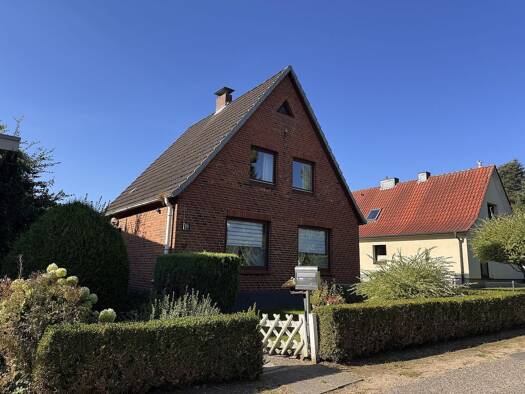 Einfamilienhaus zum Kauf 310.000 € 4 Zimmer 89,2 m² 768 m² Grundstück frei ab sofort Ahrensburg 22926