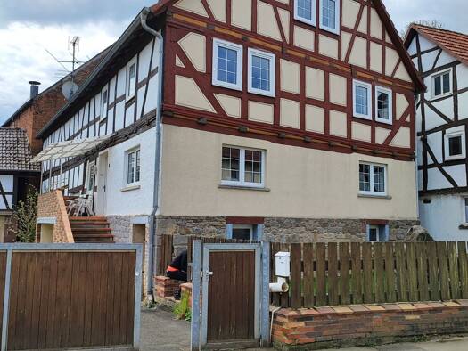 Haus zum Kauf 259.000 € 5 Zimmer 122 m² 1.027 m² Grundstück frei ab sofort Kirchbergstraße 1 Erbenhausen Homberg (Ohm) 35315