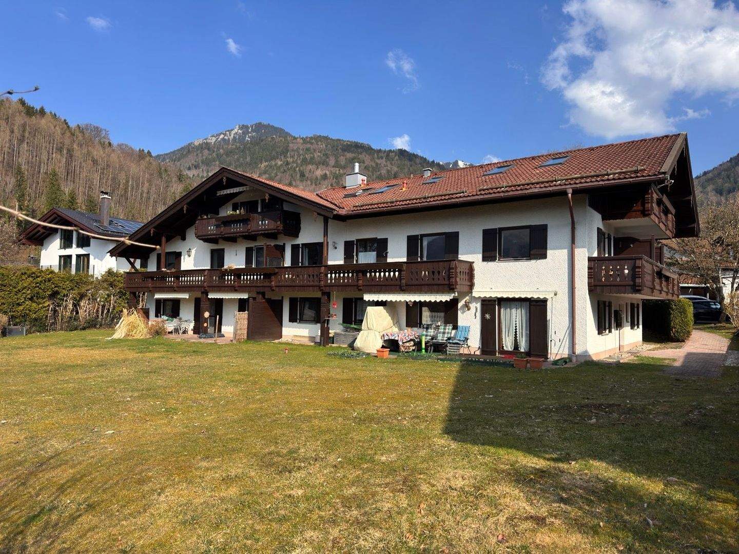 Immobilie in Unterwössen - Ruhige 2,5-Zi.-Mansarden-ETW mit 2 Bergblick-Südbalkonen, FBH, Gemeinschafts-Garten und Garage - Bild 1