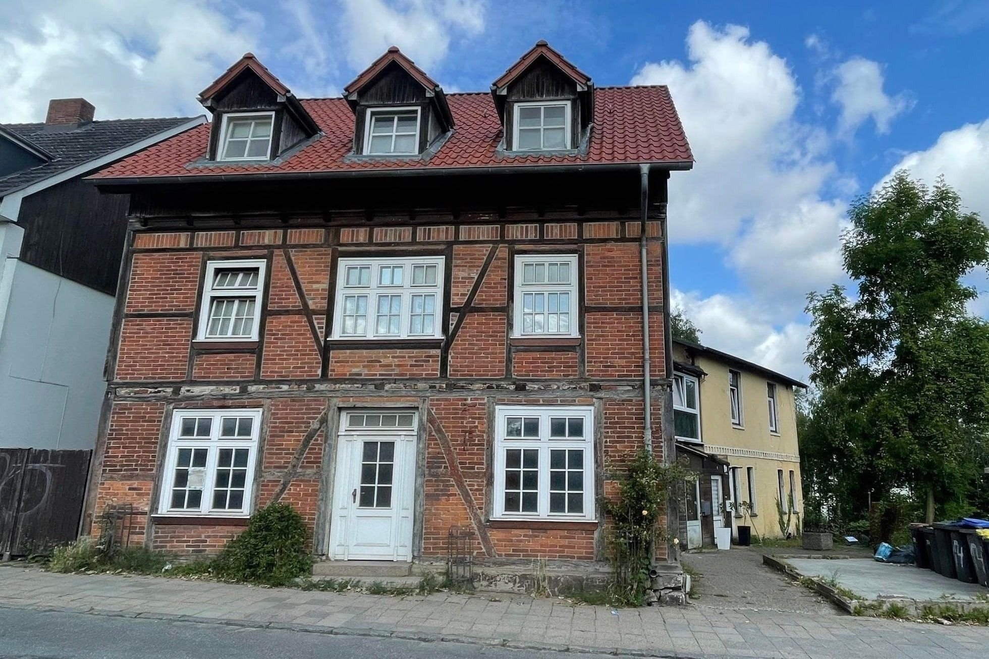 Mehrfamilienhaus zum Kauf 340.000 € 10 Zimmer 190 m²<br/>Wohnfläche 294 m²<br/>Grundstück Eutin 23701