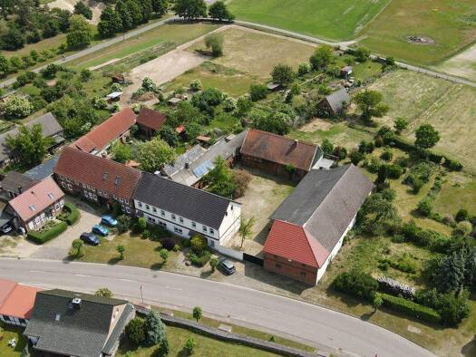 Bauernhaus zum Kauf 280.000 € 9 Zimmer 296 m² 7.401 m² Grundstück frei ab sofort Altmerslebener Dorfstraße 12 Altmersleben Kalbe (Milde) 39624