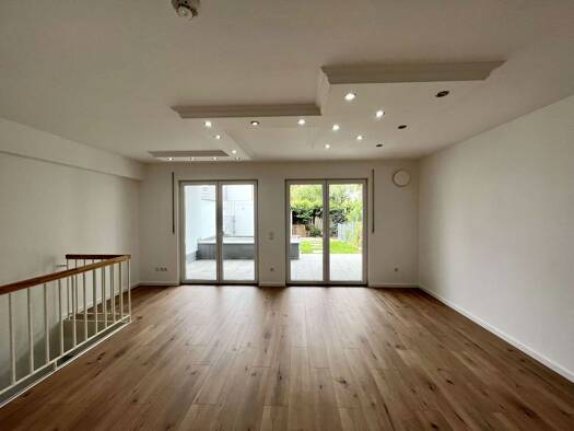 Wohnung zur Miete 700 € 3 Zimmer 102 m² frei ab sofort Heppstraße 4 Ingolstadt 85057