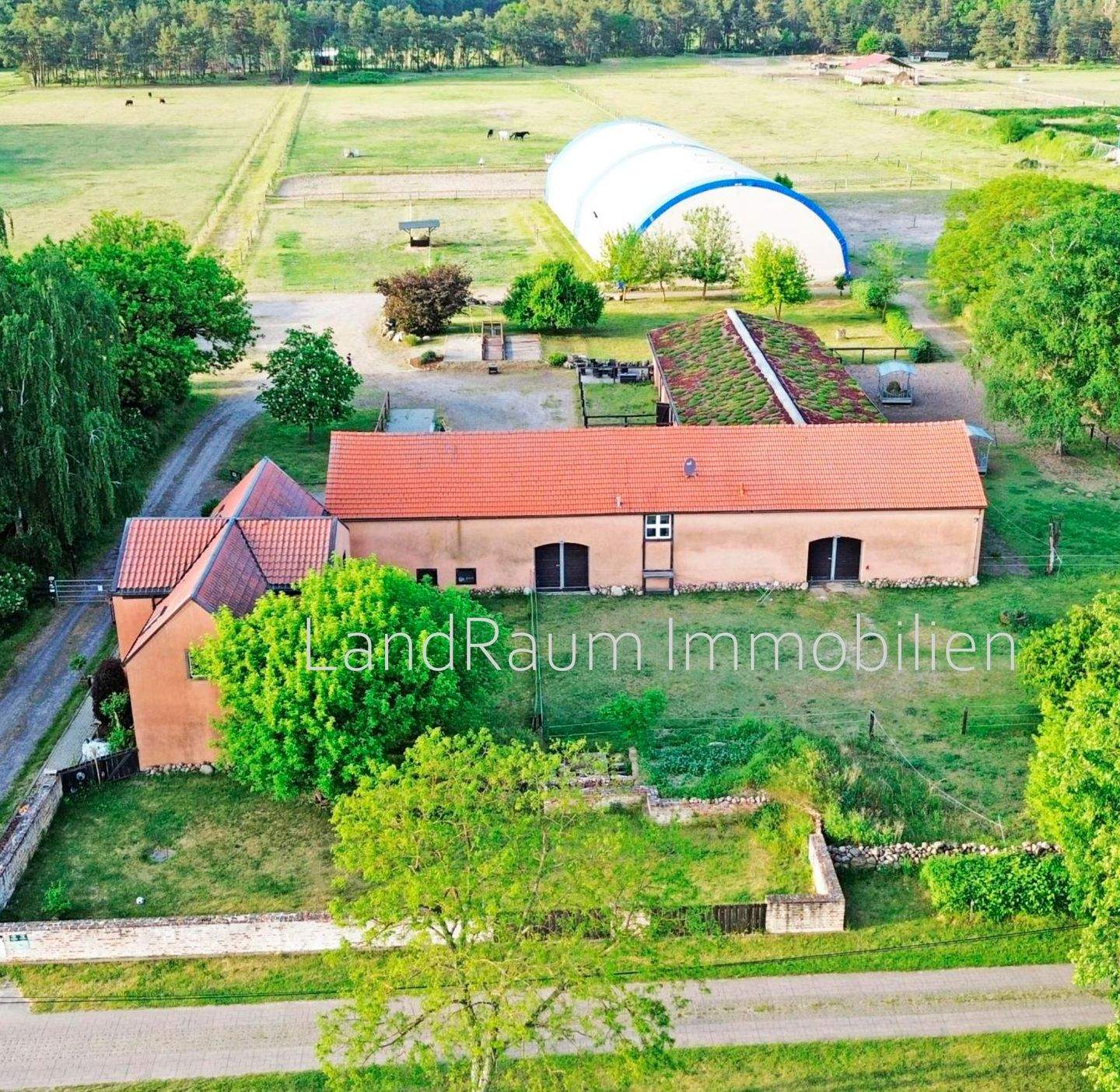 Immobilie in Dreetz - Pferdehof - Reitanlage, 4 FeWo, 10 ha Land + ca. 5,2 ha Pachtland, Reithalle 20 x 60 m + Aussenreitplätzen, Laufstall 16 Pferde+4 Boxen, g - Bild 0