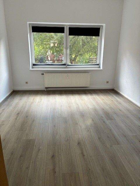 Immobilie in Lambrechtshagen -  solides Mehrfamilienhaus mit 8 WE, ca. 464 m² Grundstück und Garage - Bild 1