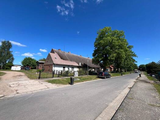 Mehrfamilienhaus zum Kauf als Kapitalanlage geeignet 99.000 € 15 Zimmer 337 m² 5.884 m² Grundstück Unterdorf 26 Dennin Spantekow 17392