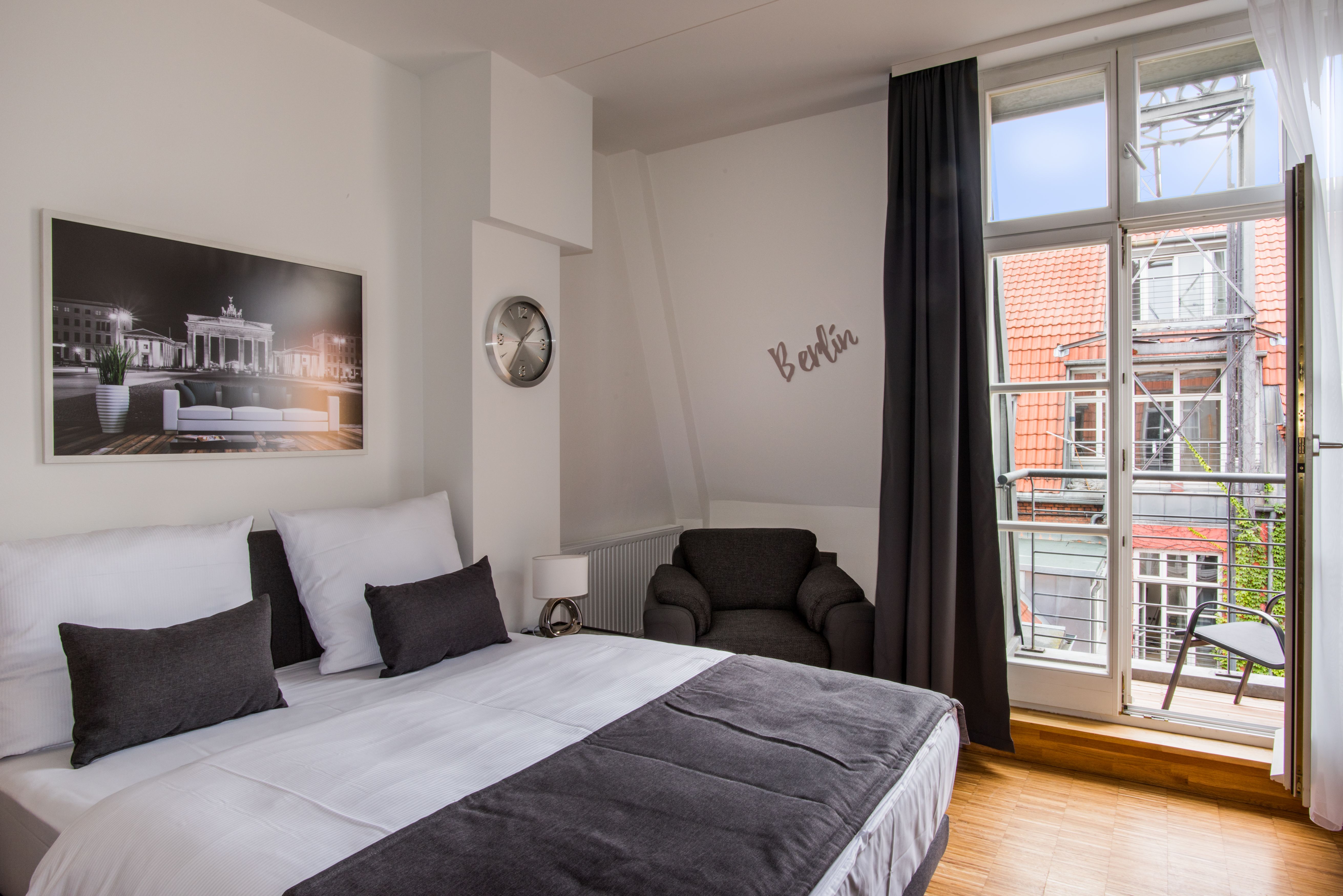 Wohnung zur Miete Wohnen auf Zeit 1.990 € 1 Zimmer 31 m²<br/>Wohnfläche Ab sofort<br/>Verfügbarkeit Mitte Berlin 10119