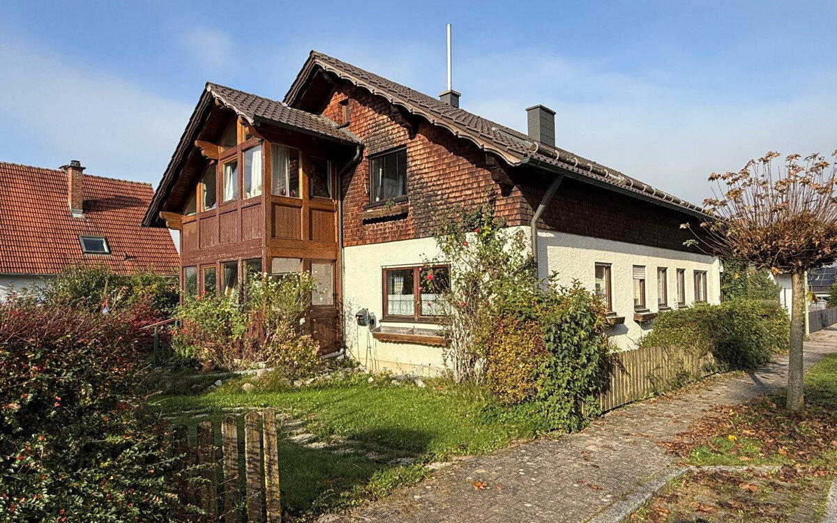 Mehrfamilienhaus zum Kauf 399.000 € 9,5 Zimmer 206 m²<br/>Wohnfläche 566 m²<br/>Grundstück Filzingen Altenstadt-Filzingen 89281